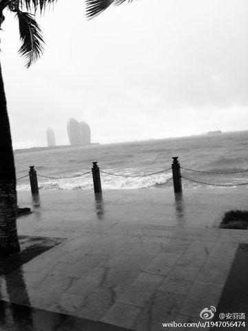 三亚7月雨量破纪录 游客雨中体验别样鹿城风情