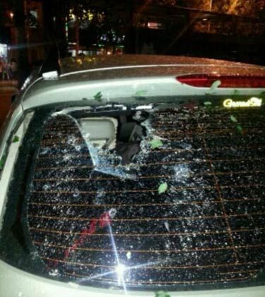 汽车后方挡风玻璃被冰雹砸毁。（图片来源：新浪微博）