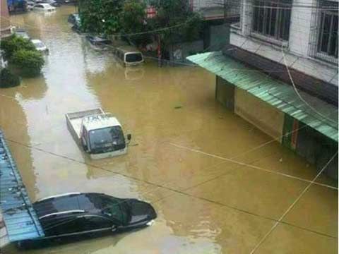 日前一场特大暴雨，汕头潮南区一夜之间变身“泽国”，不少人被困家中，等待支援。