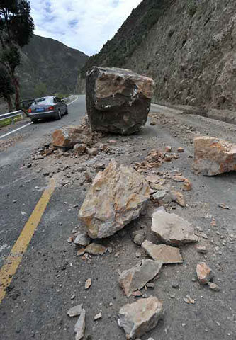 云南香格里拉地震1人重伤今明天有雨需防范地