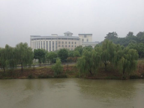 昨日江苏昆山暴雨狂泻 主干道拥堵严重