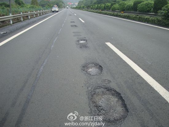 一场台风雨将浙江台州高速啃出成串坑洞|台州