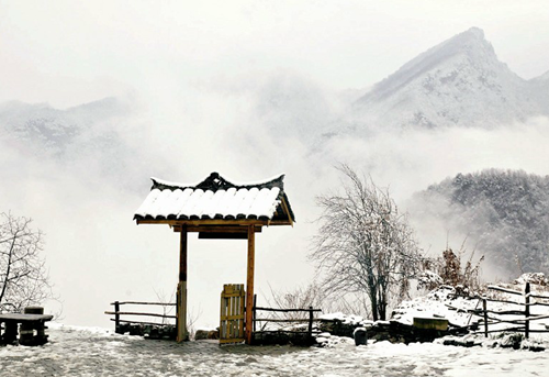 图为昨日上午的武当山西神道五老峰。 特约记者徐雁初 通讯员马安林摄