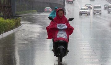 电动车在雨中艰难前行 (来源:黄河新闻网)