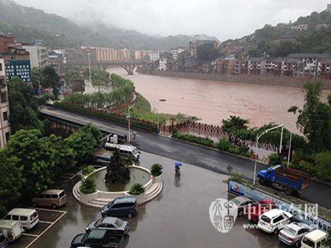 贵州遭强降雨袭击 赤水街道积水成河_新浪天气预报