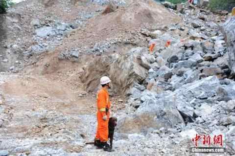 陕西南部迎强降雨 山阳滑坡救援难度大