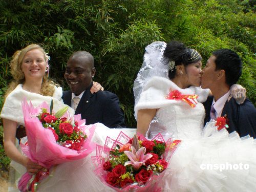 爱情名山广东丹霞山举行国际集体婚礼(图)