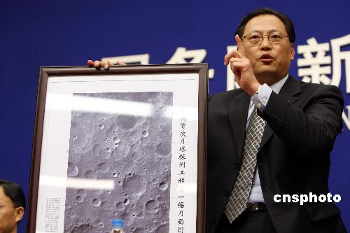 孙来燕展示嫦娥一号传回地面的首张月球照片