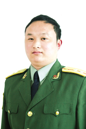 他在牺牲前拍下数十张抗洪救灾照片,牺牲时相