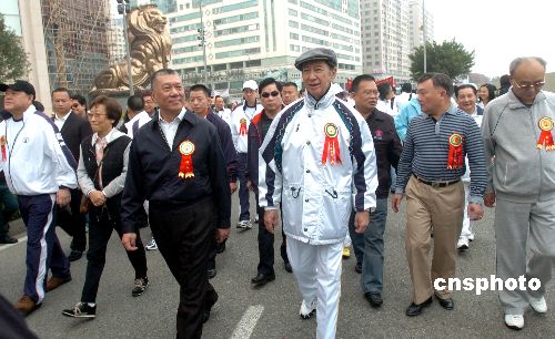 澳门特首何厚铧率领澳门各界民众三万余人举步百万行,为慈善公益事业