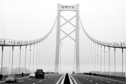 图文:阳逻长江大桥昨日通车