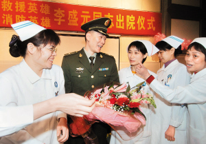 消防英雄李盛元昨日康复出院