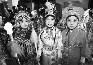 咿咿呀呀小女生摇身一变猛张飞