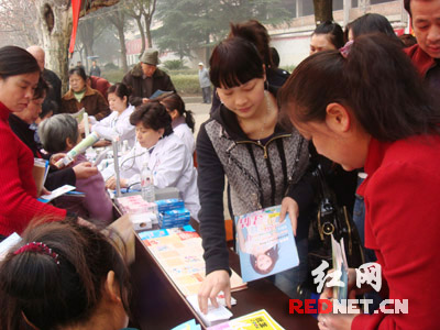 娄底社区举行关爱女性送健康活动(图)