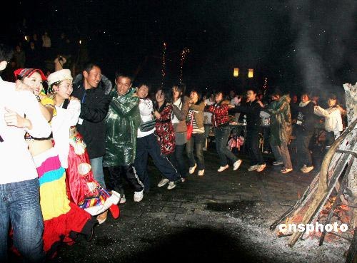 图:中日高中生举办篝火晚会踏歌起舞