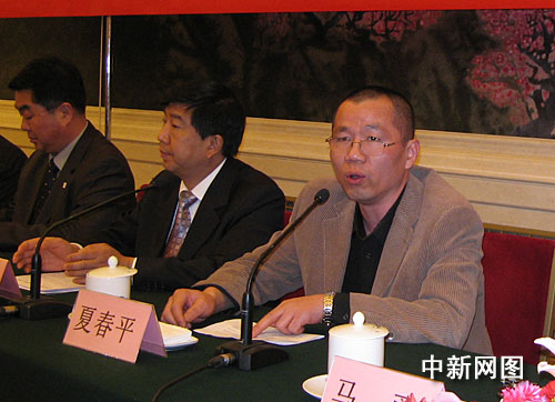 宜宾美酒赠周公 <em>元勋子女</em>念总理(图)_新闻中心
