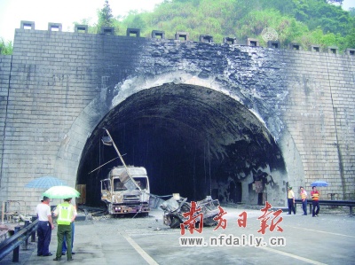 大宝山隧道二甲苯剧燃4小时