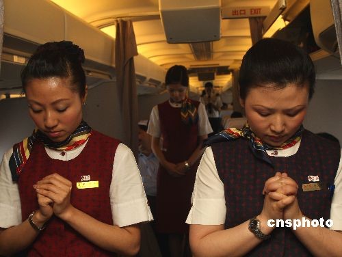 中国全国哀悼日:空姐为地震遇难者默哀