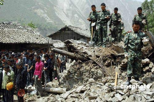 武警官兵汶川救援现场向地震死难者默哀