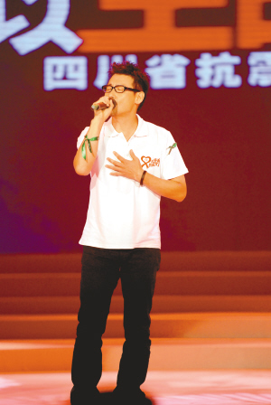 刘德华对着“唱歌娃娃”跪下