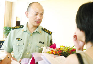 武警某师参谋长王毅接受本报记者采访 记者 蔡晓智 摄