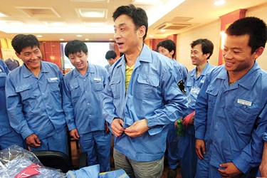 昨天,长宁区环卫工人收到了上海服装集团送来