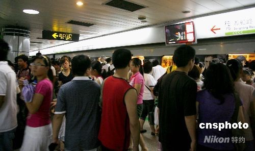 上海人口总量逼近1900万 外来常住人口近500