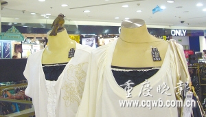 小鸟“逛”商场找不到出路