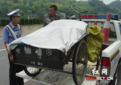 男子脚踏三轮车回云南 湖南高速交警为其凑路