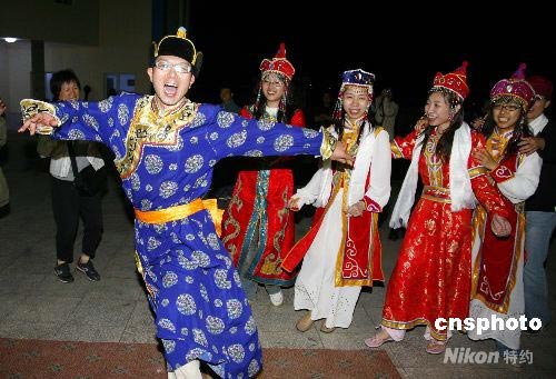 图:台湾学生寻根活动感受内蒙草原风情(2)