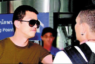 护女心切李亚鹏机场打人