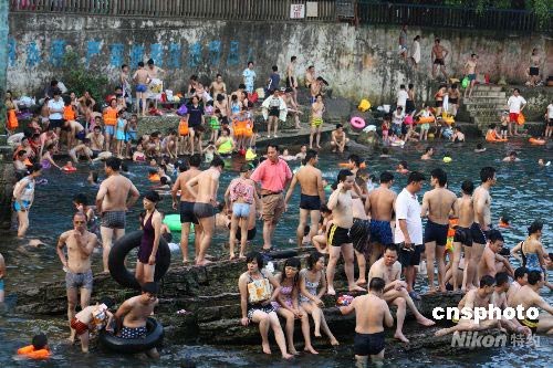 图:广西南宁天气酷热 市民游泳消暑