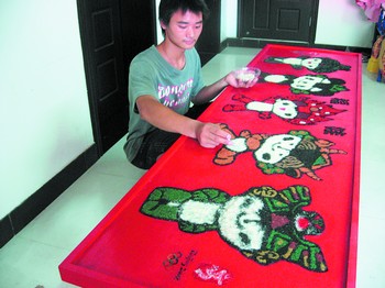 <em>剪碎头发</em>数斤+粘出福娃五个