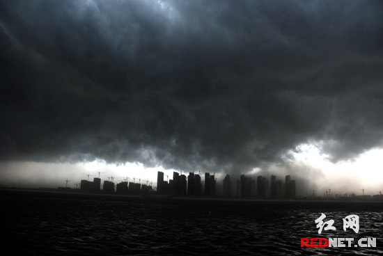 长沙天气骤变狂风起 渔舟上亲历惊魂一刻(组图