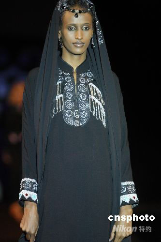 图:中国服装设计师阿联酋上演时装秀(3)