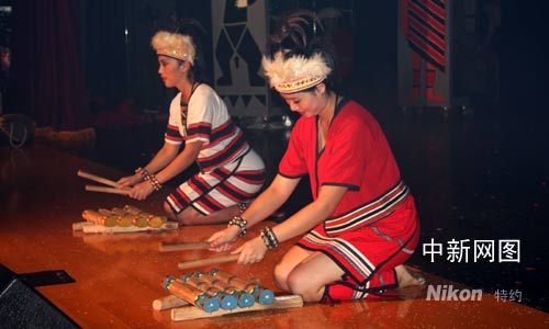 图:台北县剧场表演泰雅族乐器木琴演奏场景