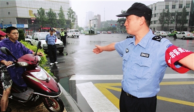 2万治保员做兼职帮着交警劝交通
