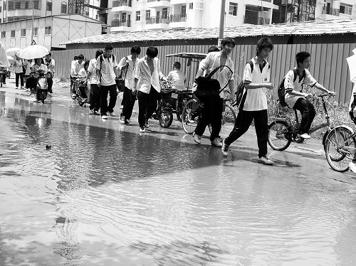 海口四中上学路逢雨必淹 学生上下学苦不堪言