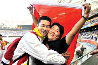 上海选手郭伟夺得残奥会铁饼金牌并打破世界纪录