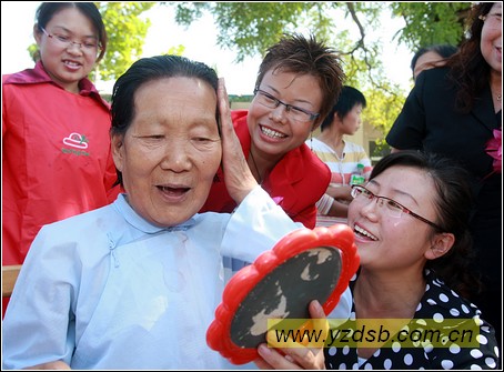 陪孤寡老人过中秋(图)