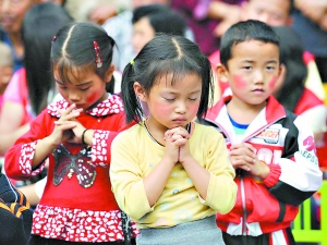 汶川孩子将愿望卡画满房子