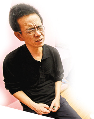 一个40岁左右的中年男子坐在重庆