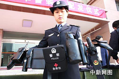 甘肃公安机关一线民警全部配备单警装备(组图)