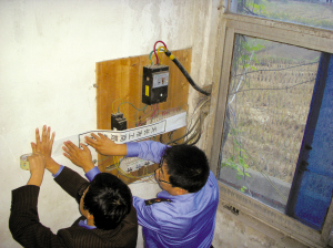 私人加油站冒充中石油短斤少两