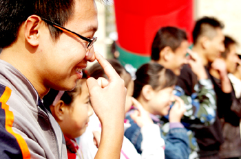 指鼻子指眼,比划猜词