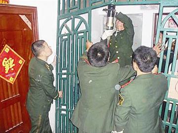 图文:楼道消防栓圈进自家铁门