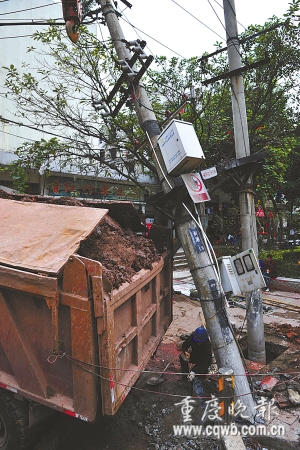 区南坪东路福利社一工地便道爬坡时失控,倒退滑行10米后撞倒路边电杆