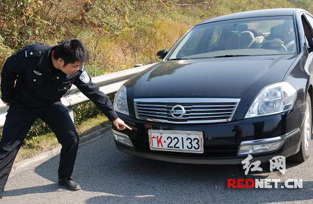 常张高速交警查处假军牌车辆(图)