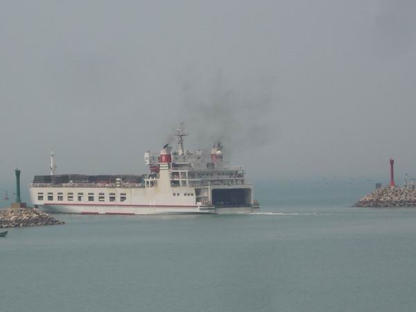 "粤海铁2号"渡轮在大雾天气满载着汽车和旅客驶离港口
