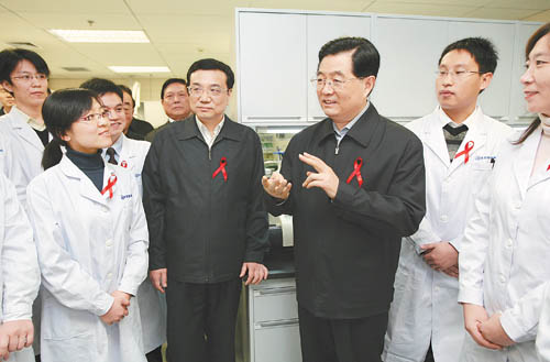 胡锦涛总书记在北京地坛医院考察艾滋病防治工